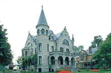 викторианский особняк с отделкой натуральным камнем в стиле средневекового замка